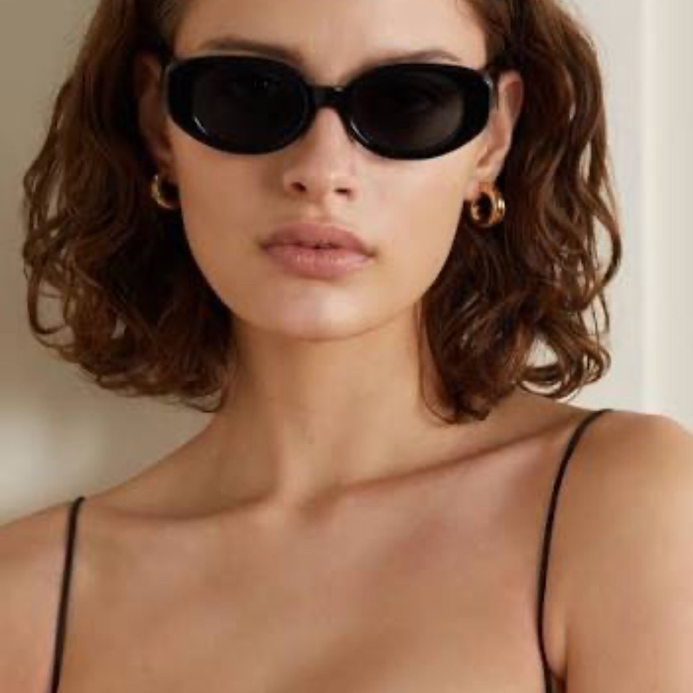 Black Oval Women’s Sunglasses - Sleek Sun Protection